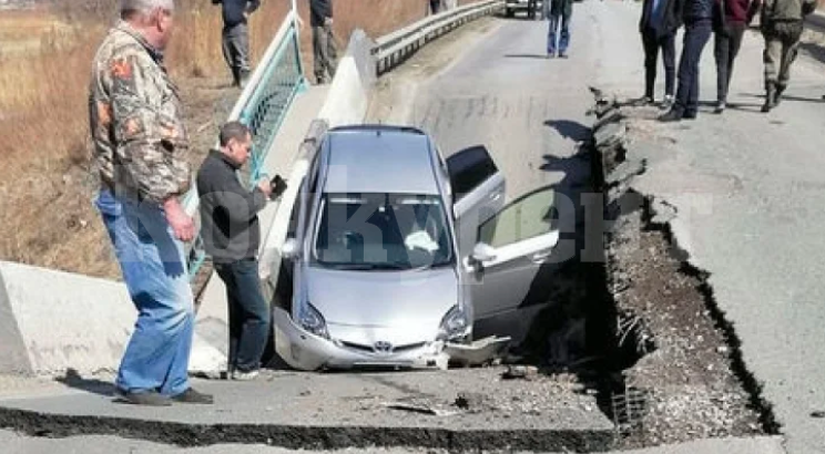 Зрелище: Лека кола срути мост, а после си тръгна